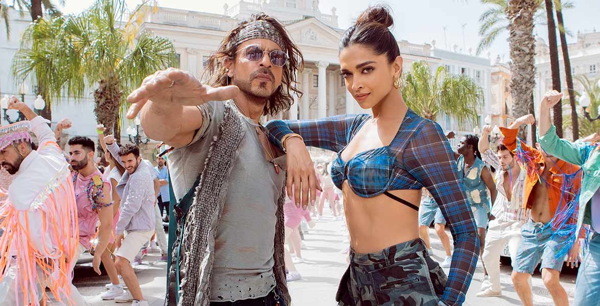 Shahrukh Khan : কাতিল নেহি, আশিক হুঁ! এক হাতে রিভলভার, দাঁতে গোলাপ, ‘কিং’-এর নতুন লুকে শাহরুখের চমক
