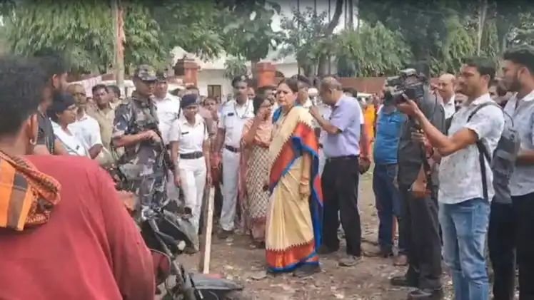 Agnimitra Paul : রাস্তা ও ফুটপাতের দখলদারি নিয়ে কড়া পদক্ষেপের নির্দেশ পুর ও নগরোন্নয়ন মন্ত্রী অগ্নিমিত্রা পালের